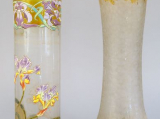 Vente aux enchères 	Deux différents vases Napoléon III en cristal, l’un givré, l’autre ém