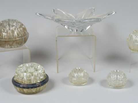 5 pique fleurs en verre et une coupe en cristal de Baccarat