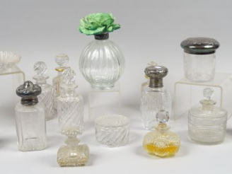 Vente aux enchères Ensemble de flacons de toilette en cristal