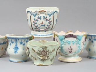 Vente aux enchères 8 différents porte bouquets XVIIIème et XIXème en faïence polychrome