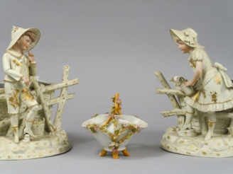 Vente aux enchères Paire de jardinières en biscuit polychrome 1900 à décor d'enfants jard