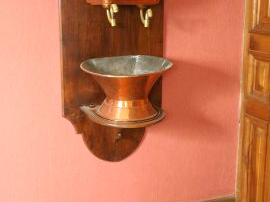 Fontaine et son bassin en cuivre grande verseuse en cuivre jaune pot à