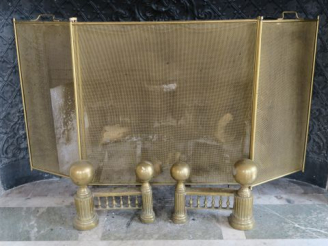 Vente aux enchères Paire de chenets XIX ème en bronze et pare feu à trois brins