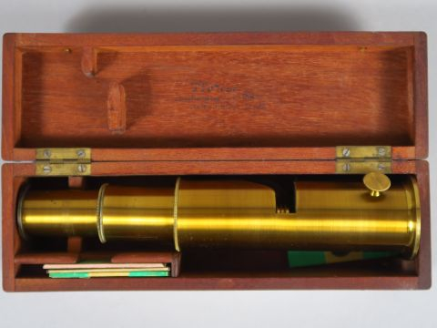 Microscope en laiton dans son coffret en acajou et visionneuse en acaj