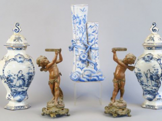 Vente aux enchères Paire de potiches couvertes en faïence de Delft, à décor de personnage