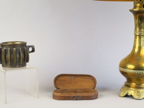 Lampe à pétrole en métal Mortier à ailettes  Trébuchet ( incomplet )