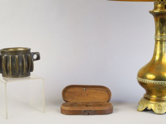 Vente aux enchères Lampe à pétrole en métal Mortier à ailettes  Trébuchet ( incomplet )