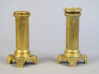 Vente aux enchères Paire de bougeoirs en bronze début XIX ème de style Louis XVI, à décor