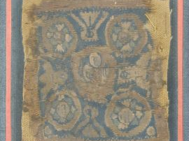 Vente aux enchères Fragment de tissu copte. 9 x 8 cm