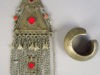 Vente aux enchères Bijoux berbère en métal ou argent bas-titre et verre  Bracelet d’escla