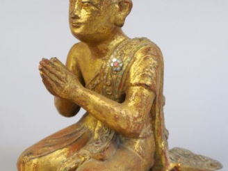 Vente aux enchères Sculpture thaï en bois doré « Moine en prière » H. : 25 cm