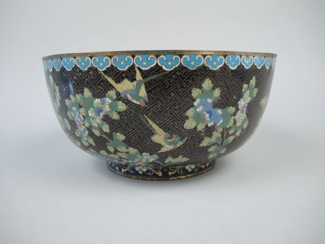 Coupe 1900 en émaux polychromes cloisonnés, à décor de fleurs, d’oisea