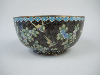 Vente aux enchères Coupe 1900 en émaux polychromes cloisonnés, à décor de fleurs, d’oisea