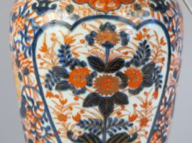 	Vase en porcelaine polychrome d’Imari XIXème, monté en lampe