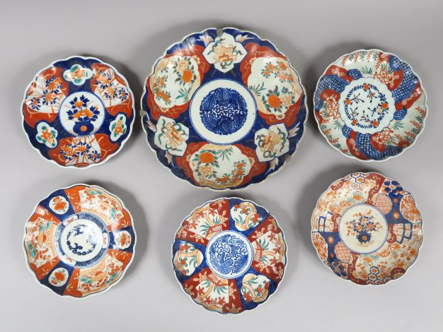 Plat et cinq assiettes XIX ème en porcelaine polychrome d'Imari