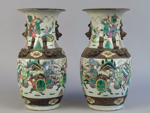Paire de vases XIX ème en céramique polychrome de Nankin H. : 35 cm