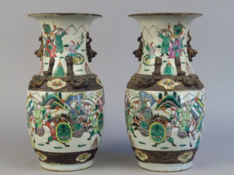Vente aux enchères Paire de vases XIX ème en céramique polychrome de Nankin H. : 35 cm