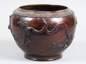Vente aux enchères 	Vase Extrême-Orient en bronze à décor d’oiseaux branchés.  	H. : 19 c