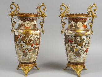 Vente aux enchères 	Paire de vases montés en céramique polychrome de Satzuma, monture lai