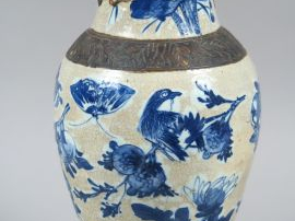 Vente aux enchères Vase en céramique de Nankin, décor en camaïeu bleu sur fond craquelé