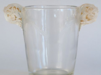 Vente aux enchères 	R. LALIQUE. Vase à anses, à décor de fleurs. Signé (accident)