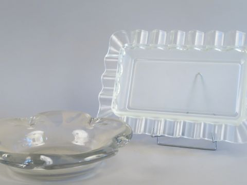 	VERLYS. Coupe rectangulaire à bords festonnés. Signée. DAUM. Coupe en