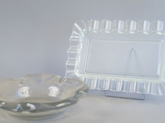 Vente aux enchères 	VERLYS. Coupe rectangulaire à bords festonnés. Signée. DAUM. Coupe en