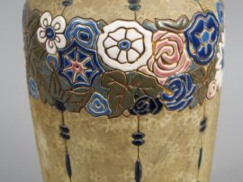 Vase en grés émaillé Art déco, à décor de frises de fleurs stylisées, 