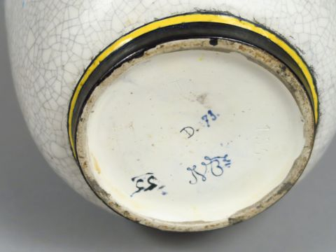 Jean Vieillard à Bordeaux, vase en céramique à décor d’émaux polychrom