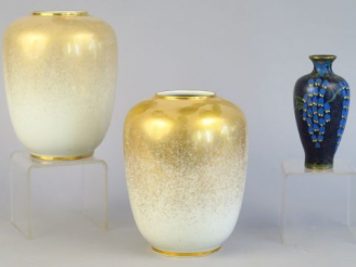 Vente aux enchères Paire de vases en porcelaine allemande blanche et dorée	 	Vase en émau