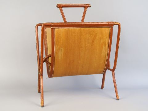 ADNET (attribué à). Porte revues en métal gainé de cuir cousu (manque,