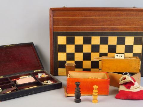 Ensemble de jeux d’autrefois (coffrets de jetons, jacquet, échecs….)