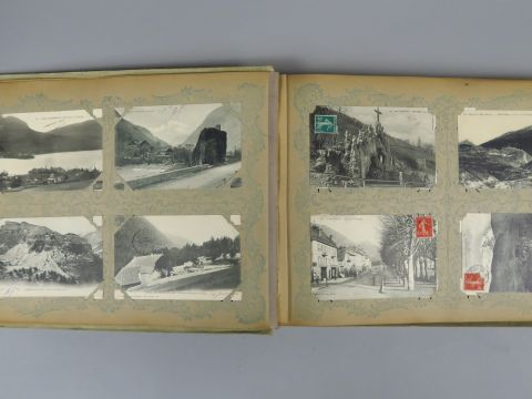 8 albums de cartes postales et un album de gravures