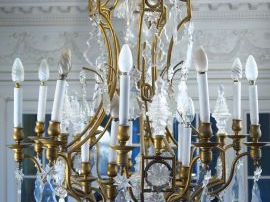 Grand lustre à pampilles de style Louis XV en bronze et cristal, éclai