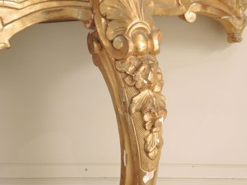 Console de style Louis XV en bois et stuc doré, à décor de palmettes e