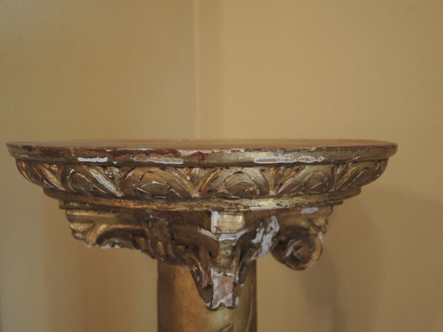 Sellette 1900 en bois et stuc doré, à décor de branches d’oliviers et 