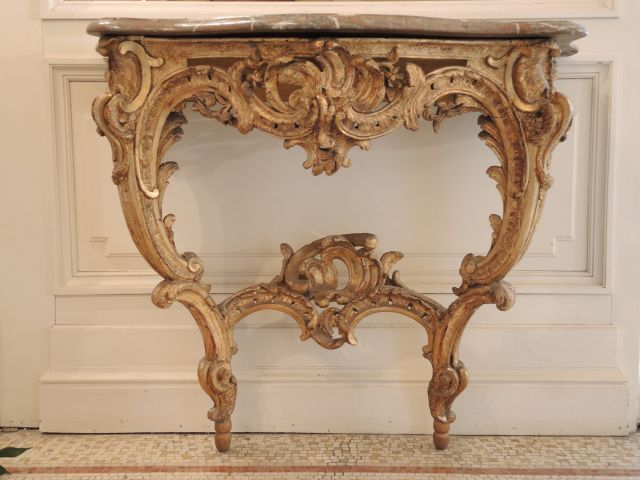 Console Louis XV en bois et stuc doré, à décor ajouré de rocailles, de
