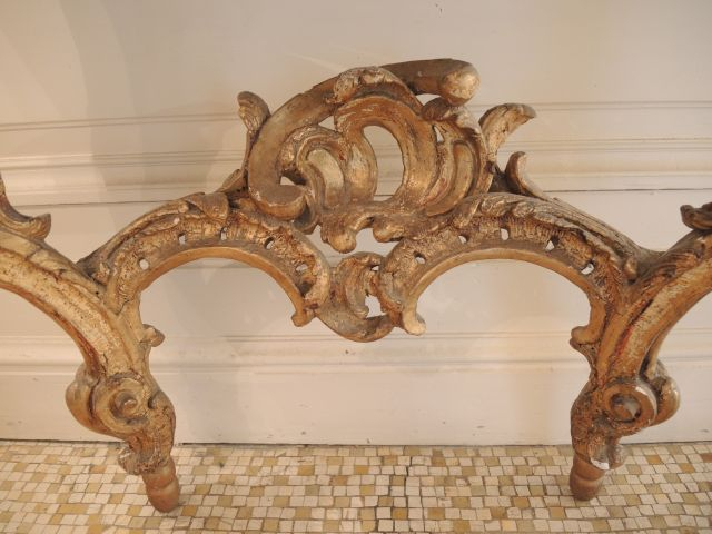 Console Louis XV en bois et stuc doré, à décor ajouré de rocailles, de