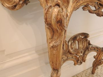 Console Louis XV en bois et stuc doré, à décor ajouré de rocailles, de
