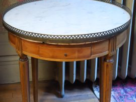 Table bouillote de style Louis XVI, dessus marbre blanc à galerie, pie