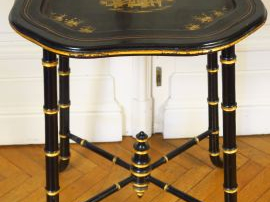 Vente aux enchères Paire de guéridons Napoléon III de style Extrême-Orient, plateau en tô