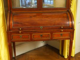 Vente aux enchères Bureau à cylindre Louis XVI en acajou et placage d’acajou,  deux vanta