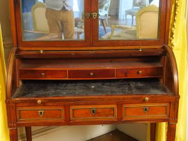 Bureau à cylindre Louis XVI en acajou et placage d’acajou,  deux vanta