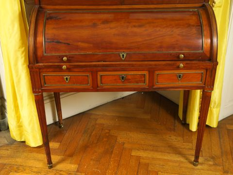 Bureau à cylindre Louis XVI en acajou et placage d’acajou,  deux vanta