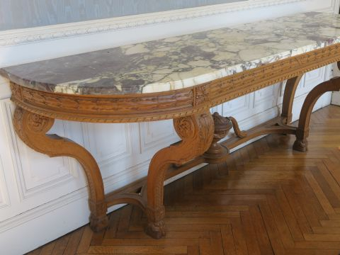 Mobilier de salle à manger de style Louis XVI en chêne mouluré et scul