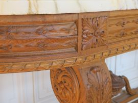 Mobilier de salle à manger de style Louis XVI en chêne mouluré et scul