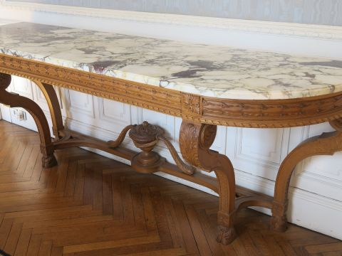 Mobilier de salle à manger de style Louis XVI en chêne mouluré et scul
