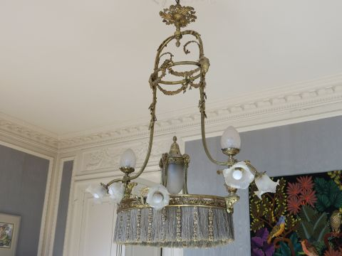 Grand lustre de style Louis XVI en bronze doré, à décor de têtes de bo
