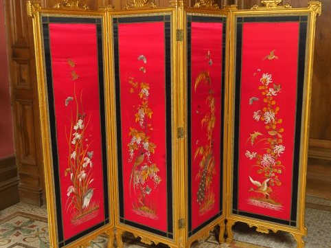 	Paravent à quatre brins de style Louis XVI en bois et stuc doré, quat