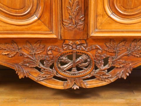 Armoire provençale Louis XV – Louis XVI en noyer et fortement sculpté,